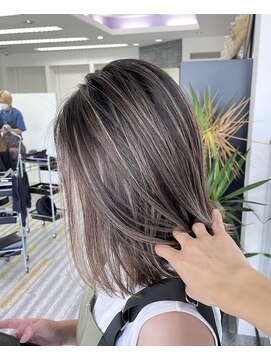 アフューズバイストゥー(Vfuse by StueW) 透明感たっぷりな細めハイライト[倉敷][岡山][倉敷美容室]