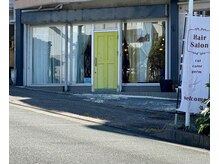 ヘアーサロン カム(hair salon come)の雰囲気（駐車場は店舗前と道を挟んで真向いにあります）