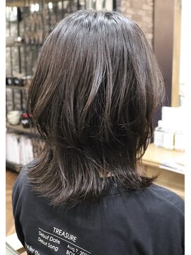 ウィスカーヘアー(whisker hair) ミディアムウルフ