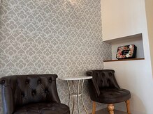 ル シャンブル(LE CHANVRE)の雰囲気（お店はグレー、ブラウン、ホワイトで落ち着いた雰囲気です。）