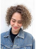 ボブヘアのスパイラルパーマ・ブリーチ毛のスパイラルパーマ