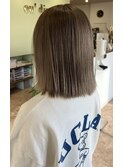 くすみベージュケアブリーチ切りっぱなしボブ