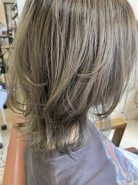 シロ(siro) ミルクティーベージュ　× ウルフ