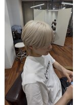 アトレ 福岡大名店(attrait)&nbsp;ホワイトプラチナブロンド×韓国風センターパートマッシュ