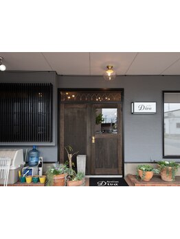 《口コミ高評価》時間がゆっくり感じられる癒し空間を体験！幅広い年代の女性がリピートする美髪サロン♪