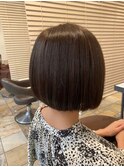 カーキグレージュで仕上げたミニボブ