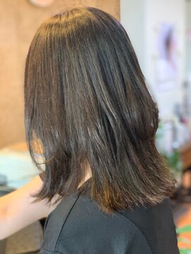 アークスヘアー 大人可愛い暗髪でも透明感♪アッシュカラー×毛先カール