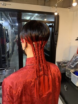 ゾーマ(ZOUMA) インナーカラー × コーンロウ 赤