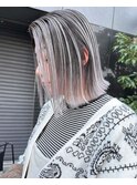 夏のトレンド外国人風バレイヤージュとホワイトシルバーのボブ