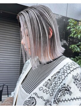 ヌエン 渋谷(NU/EN) 夏のトレンド外国人風バレイヤージュとホワイトシルバーのボブ