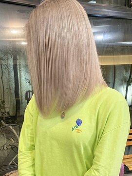 ヌエン 渋谷(NU/EN) ミルクティーアッシュハイトーンカラー韓国切りっぱなしボブ