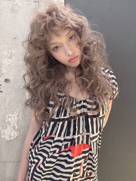 シリー(Silly) 外国人ウェーブヘア×ベージュカラー