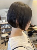 大人の魅力を引き出す前下がりショートボブ