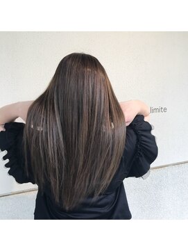 ティアトロアンドリミテバイティアトロ(teatro&limite by teatro) 動くたびに表情が変わる3Dカラー