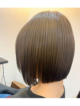 ラマナ(Lamana) シアーベージュ×切りっぱなしミニボブ