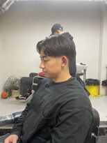 メリケンバーバーショップ フクオカ(MERICAN BARBERSHOP FUK)&nbsp;センターパートのナチュラルフェード