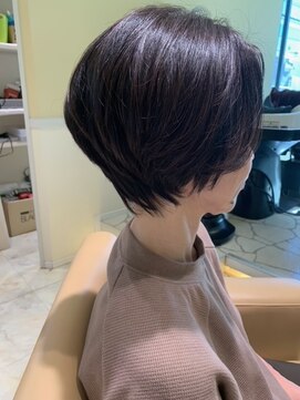 レウナ 外苑前(Reuna) 30代40代50代 カットで決まる大人可愛いショート 襟足すっきり