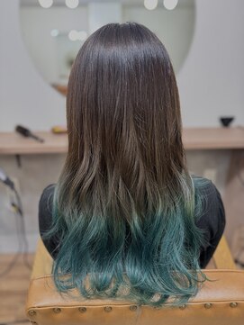 アジュテ(ajouter) 「ダークトーン×グリーングラデの個性派スタイル」