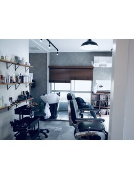 漫画や本を手に、好きな時間を楽しめる◎秘密基地のような、自然体でいられる非日常空間へ。