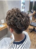 爽やかに決まる大人のクルクルパーマ