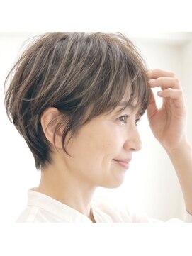 ヘアーアンドメイク ドレス(DRESS) 白髪ぼかしハイライト ショートボブ
