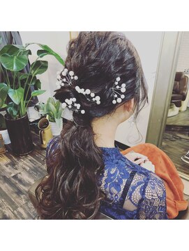 ラジ(lagi) 編み込みダウンポニー