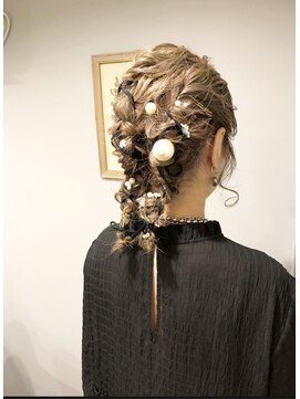 ウィーク 梅田(UiiC) 甘くなりすぎないツインアレンジ【uiic stylist rira】