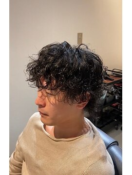 ガニメデ(GANYMEDE) センターパートスパイラルパーマツーブロックかき上げヘア<都島>