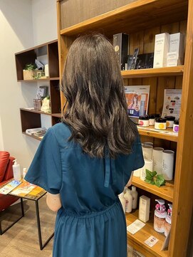 ナンバー ユアイロ 川崎(N° uairo) 丸型卵形ストレートレイヤーエアリーロング美髪アッシュブラウン