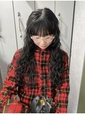 前髪あり　ロングパーマスタイル　スパイラルパーマ