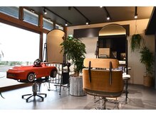 沢山のグリーンがある癒しのカットスペース