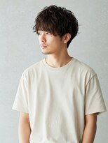 ビーピージェイズ 宇城店(BPJ'S) ひげとカジュアル白Tシャツとの相性抜群20代男性の束感ショート
