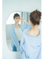 ローレン(LOREM) 鏡の前の笑顔