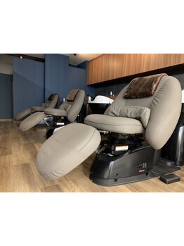 フルフラットのシャンプー台で、ゆったりと贅沢な時間を…。極上の癒しをご提供。是非お試し下さい。