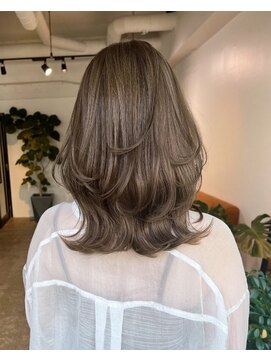 メリー オオサカ(Merly Osaka) くびれレイヤー×上品な透け感カラー_モカアッシュベージュ_