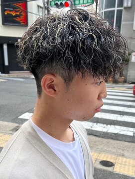 エルマーク 京都河原町(L-MARK) スパイラルパーマツイストパーマアップバング短髪メッシュ