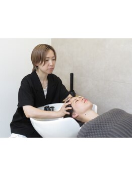 【深く眠れるヘッドスパ】日々の不調を和らげるヘッドマッサージ。“頭皮から全てを整える”
