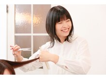 艶髪カットで、髪がキレイに見えるようにカットし、まとまりの良いスタイルを作ります。