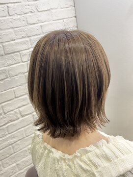 モア(moa) 透明感ブラウン×くびれボブ