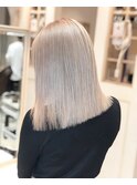 大人っぽい抜け感◎ホワイティアッシュ×切りっぱなしミディアム