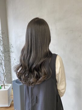 リジー(Litzy) 潤艶透明感たっぷりオリーブカラー