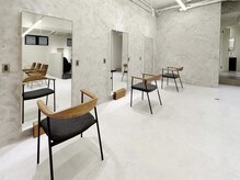ビリーフイーラ 大阪梅田店(be'leef.era)の雰囲気（ウッド×モノトーン基調の落ち着く空間◎）