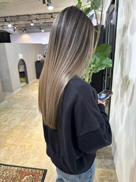 メリー オオサカ(Merly Osaka) サラサラヘアが似合うバレイヤージュ