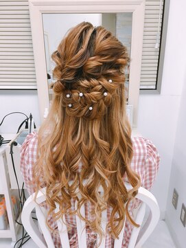 リサ 恵比寿(risa.) フィッシュボーンを飾りに見立てたハーフアップ