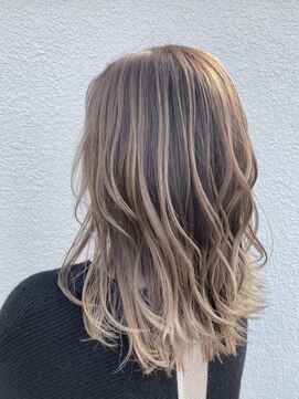 レガーロ(Re:galo) 白髪ぼかしバレイヤージュ×ホワイトベージュ【桶川駅/Aujua】