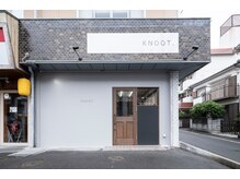 ノット(KNOOT.)の雰囲気（グレーの入り口に白の看板が目印です/目の前に駐車スペース2台）