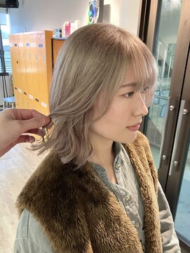 コワファーストナガサキシャンプーボーイ(COIFF1RST NAGASAKI SHAMPOO BOY) 切りっぱなしボブ ホワイトベージュ