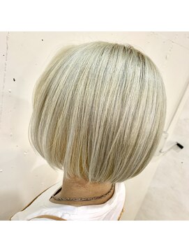 ロサ ブランシェ バイ エスト(Rosa Blanche by est) ハイトーンミニボブ