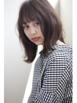 暗髪　グレージュカラーの外ハネセミディシースルーバング