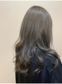 肌に馴染みやすいグレージュカラー